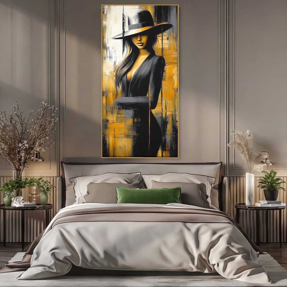 Tablou canvas cu tablou canvas cu silueta feminina si palarie, in rama de aluminiu auriu, pe perete intr-un dormitor